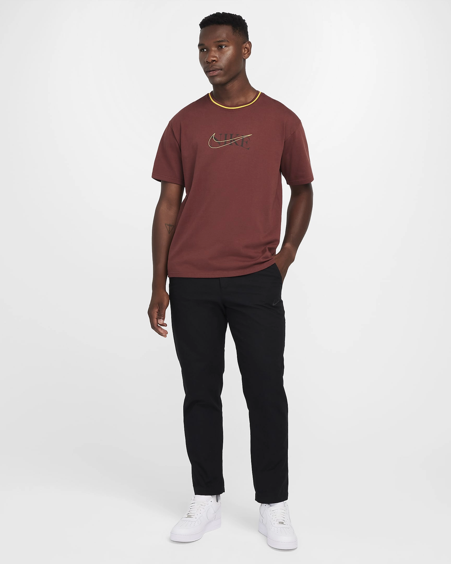 Nike Sportswear Max90 T-Shirt: Ultimativ komfort og stil. Gør din hverdag mere cool med denne ikoniske trøje.